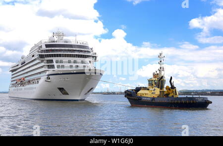 London International Cruise Terminal, Tilbury, Essex, UK. 2. Juli 2019. Viking Jupiter Rückkehr nach London International Cruise Terminal, Tilbury, nachdem der Motor Probleme, begleitet, und von zwei Schleppern Svitzer Intrepid und London geschleppt. Passagiere und Hafenarbeiter bestätigte mir Schiff hatte Probleme mit dem Motor. Viking Jupiter ist Schwester Schiff Viking Sky, im Sturm der Norwegen irrte durch Ausfall des Motors. Credit: Fraser Grau/Alamy leben Nachrichten Stockfoto