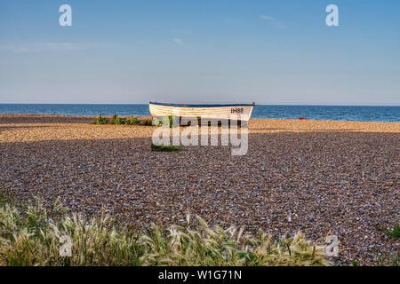 Fischerboot auf der Kiesstrand in Aldeburgh, Suffolk, Großbritannien Stockfoto