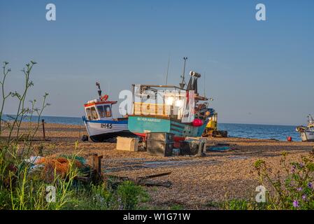 Fischerboote auf dem Kiesstrand in Aldeburgh, Suffolk, Großbritannien Stockfoto