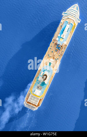 Luxus Kreuzfahrt Schiff über das Meer. Antenne Top View an einem sonnigen Tag Stockfoto