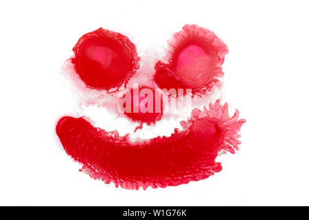 Red Graffiti grunge Spray design Smiley auf einem weißen Hintergrund. Stockfoto