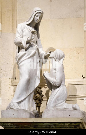 Die Statue der Jungfrau Maria Segen der Hl. Bernadette. Die Statue ist in Duomo di Pavia (Kathedrale in Pavia, Italien) Stockfoto