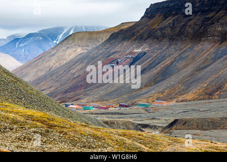 Wandern hinter Longyearbyen in Richtung Gletscher in der arktischen Tundra von Svalbard oder Spitzbergen, Nördliches Norwegen Stockfoto