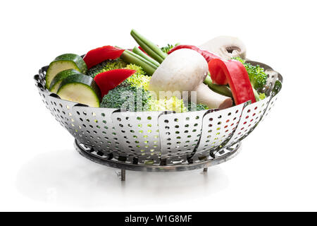 Frisches rohes Gemüse in Dampf Korb. Bereit für das Kochen. Stockfoto