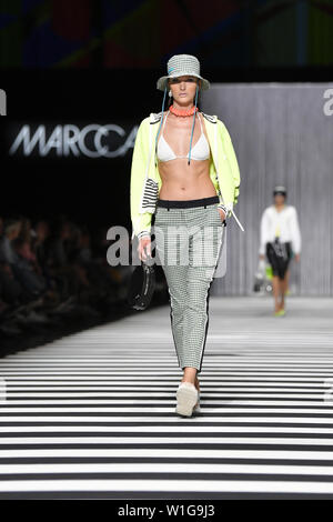 Berlin, Deutschland. 02 Juli, 2019. Ein Modell geht der Laufsteg bei der Show von Designer Marc Cain im Velodrom. Die Kollektionen für Frühjahr/Sommer 2019 wird in Berlin Fashion Week präsentiert werden. Foto: Jens Kalaene/dpa/Alamy leben Nachrichten Stockfoto