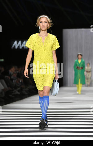 Berlin, Deutschland. 02 Juli, 2019. Ein Modell geht der Laufsteg bei der Show von Designer Marc Cain im Velodrom. Die Kollektionen für Frühjahr/Sommer 2019 wird in Berlin Fashion Week präsentiert werden. Foto: Jens Kalaene/dpa/Alamy leben Nachrichten Stockfoto