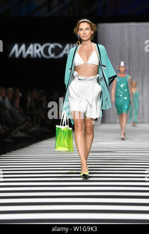 Berlin, Deutschland. 02 Juli, 2019. Ein Modell geht der Laufsteg bei der Show von Designer Marc Cain im Velodrom. Die Kollektionen für Frühjahr/Sommer 2019 wird in Berlin Fashion Week präsentiert werden. Foto: Jens Kalaene/dpa/Alamy leben Nachrichten Stockfoto