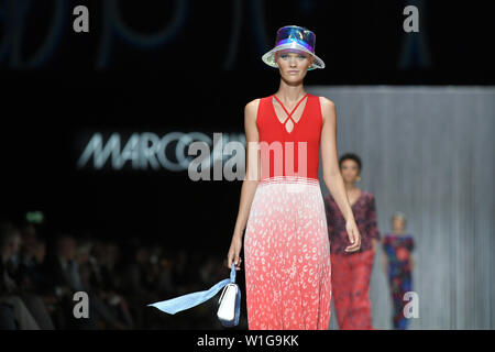 Berlin, Deutschland. 02 Juli, 2019. Ein Modell geht der Laufsteg bei der Show von Designer Marc Cain im Velodrom. Die Kollektionen für Frühjahr/Sommer 2019 wird in Berlin Fashion Week präsentiert werden. Foto: Jens Kalaene/dpa/Alamy leben Nachrichten Stockfoto