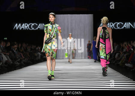 Berlin, Deutschland. 02 Juli, 2019. Ein Modell geht der Laufsteg bei der Show von Designer Marc Cain im Velodrom. Die Kollektionen für Frühjahr/Sommer 2019 wird in Berlin Fashion Week präsentiert werden. Foto: Jens Kalaene/dpa/Alamy leben Nachrichten Stockfoto
