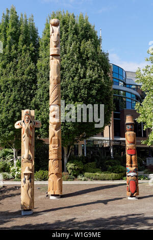 Kwakiutl Stil Versöhnung Totem Pol und Willkommen Beiträge außerhalb der Vancouver School Board Gebäude, Vancouver, BC, Kanada Stockfoto