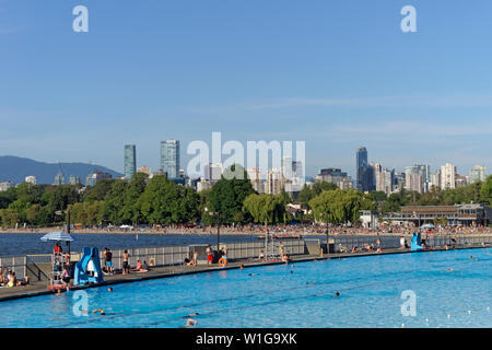 Menschen schwimmen am Kitsilano Pool auf die English Bay mit Kits Strand und die Skyline der Stadt im Hintergrund, Vancouver, British Columbia, Kanada Stockfoto