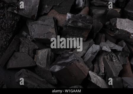 Natürliche Feuer Asche mit dunklen Grau Schwarz Kohlen Textur. Es handelt sich um einen brennbaren schwarzen Hard Rock. Platz für Text. Itglieder Hintergrund Stockfoto