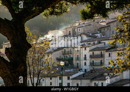 Rauch aus Schornsteinen an einem Wintertag in Civitella Canzano Stockfoto