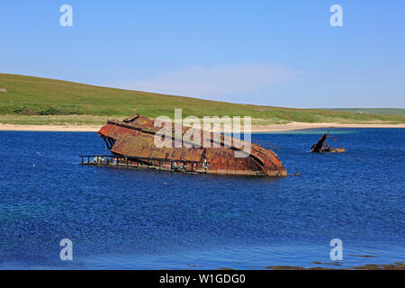 Blockship SS Reginald neben Churchill Barrier 3 Orkney Schottland Stockfoto