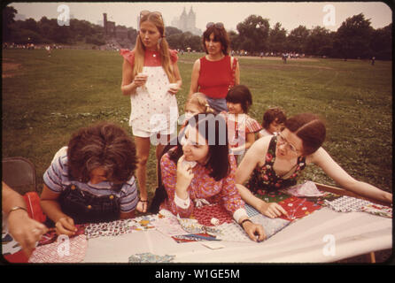 Mittsommer abend Quilting Bee, gesponsert von der NEW YORKER PARKS VERWALTUNG ABTEILUNG FÜR KULTURELLE ANGELEGENHEITEN CENTRAL PARK. Materialien wurden kostenlos bereitgestellt, und Menschen aller Altersgruppen nahmen AN DER SPASS Stockfoto