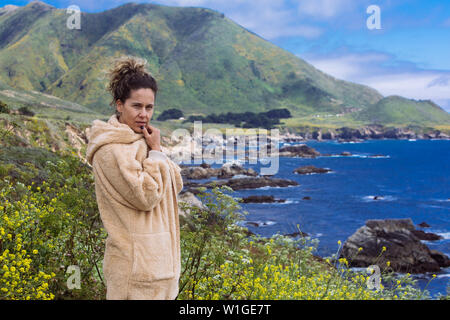 Tourist mittleren Alters Frau posiert Weston Beach Point Lobos Highway 1 Küste in Kalifornien, USA Stockfoto