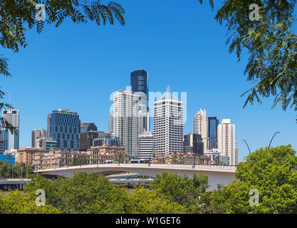 Die Skyline des Central Business District (CBD) und Victoria Bridge von Qeii Park, Brisbane, Queensland, Australien Stockfoto