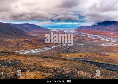 Blick über wunderschöne Adventdalen von oben Coal Mine Nummer 7, bewölkten Tag in der arktischen Tundra von Svalbard oder Spitzbergen, Nördliches Norwegen Stockfoto