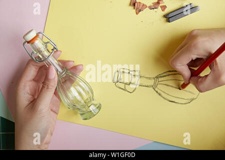 Hände zeichnen Glasflasche Stockfoto