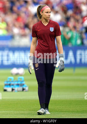 Englands Torhüterin Karen Bardsley wärmt sich vor dem Halbfinale der FIFA-Frauen-Weltmeisterschaft im Stade de Lyon auf. DRÜCKEN SIE VERBANDSFOTO. Bilddatum: Dienstag, 2. Juli 2019. Siehe PA Geschichte SOCCER England Women. Das Foto sollte lauten: John Walton/PA Wire. Stockfoto