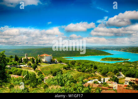 Der See Lac de Sainte-Croix-See hat klare cyan Wasser. Der Fluss Verdon fließt von der Schlucht des Verdon. Es gibt ein Schloss über den See und die Weinberge Stockfoto