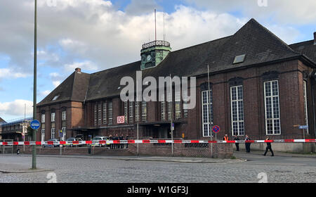 02 Juli 2019, Deutschland (Deutsch), Flensburg: Wegen einer Bombendrohung, die Flensburger Bahnhof wurde mit einem roten und weißen Band geschlossen. "Als Vorsichtsmaßnahme, wir die Gegend abgesperrt haben. Zwei Spürhunde erforderlich sind", sagte ein Sprecher der Bundespolizei. Flensburg ist derzeit geschlossen, um Verkehr zu trainieren. Foto: Benjamin Nolte/dpa Stockfoto