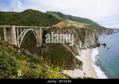 Bixby Creek Bridge Blick in der Nähe von Andrew Molera State Park auf Highway 1, Kalifornien, USA Stockfoto