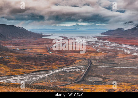 Blick über wunderschöne Adventdalen von oben Coal Mine Nummer 7, bewölkten Tag in der arktischen Tundra von Svalbard oder Spitzbergen, Nördliches Norwegen Stockfoto