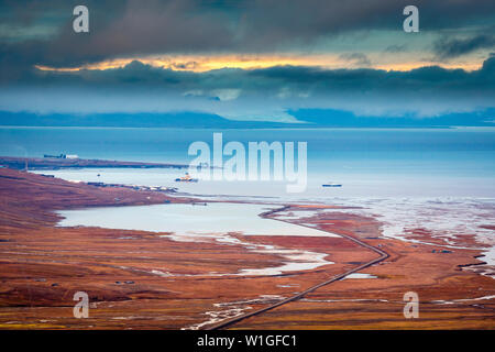 Blick über wunderschöne Adventdalen Fjord von oben Coal Mine Nummer 7, Sonnenuntergang, der arktischen Tundra von Svalbard oder Spitzbergen, Nördliches Norwegen Stockfoto