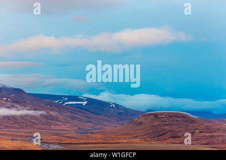 Blick über wunderschöne Adventdalen Fjord von oben, Riverbed bedween Berge, der arktischen Tundra von Svalbard oder Spitzbergen, Nördliches Norwegen Stockfoto