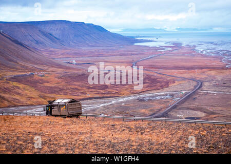 Blick über wunderschöne Adventdalen Fjord von oben Coal Mine Nummer 7, Fahrzeug ist die Kohle in Richtung Hafen, in der arktischen Tundra von Svalbard oder Spitzbergen, Stockfoto