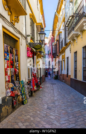 Geschäfte auf der schmalen Straße im Barrio de Santa Cruz oder alten jüdischen Viertel von Sevilla Spanien Stockfoto