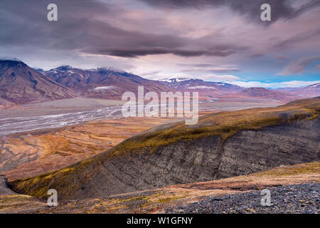 Blick über wunderschöne Adventdalen Fjord von oben, Riverbed bedween Berge, der arktischen Tundra von Svalbard oder Spitzbergen, Nördliches Norwegen Stockfoto