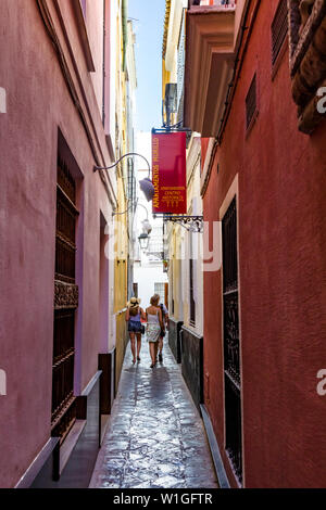 Narroiw Straßen oder Gassen in der Barrio de Santa Cruz oder alten jüdischen Viertel von Sevilla Spanien Stockfoto