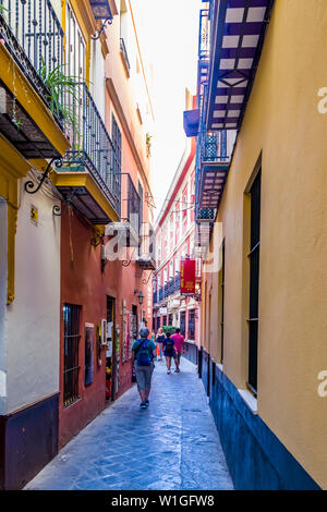 Narroiw Straßen oder Gassen in der Barrio de Santa Cruz oder alten jüdischen Viertel von Sevilla Spanien Stockfoto