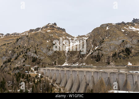 Damm der Fedaia See (Lago di Fedaia) in den Dolomiten, Italien Stockfoto