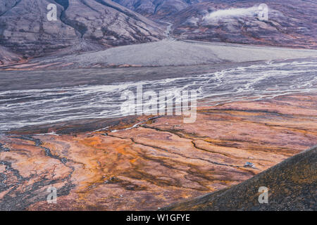 Blick über wunderschöne Adventdalen Fjord von oben, Riverbed bedween Berge, lonley Haus in der arktischen Tundra von Svalbard oder Spitzbergen, Nördliche N Stockfoto