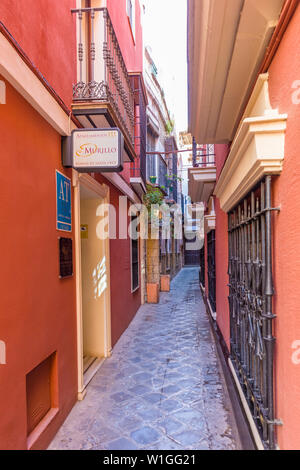 Narroiw Straßen oder Gassen in der Barrio de Santa Cruz oder alten jüdischen Viertel von Sevilla Spanien Stockfoto