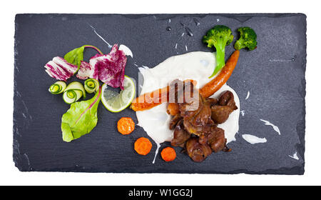 Gegrilltes Huhn Herzen mit Sahnesauce und Gemüse. Auf weissem Hintergrund Stockfoto