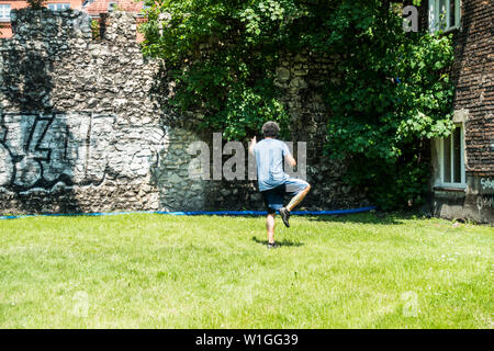 Mann, der die alte Kunst des Tai Chi Krakau, Polen, Europa praktiziert. Stockfoto