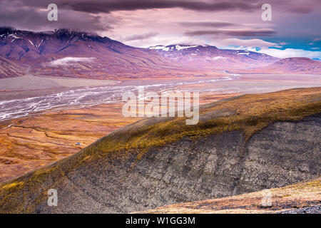 Blick über wunderschöne Adventdalen Fjord von oben, Riverbed bedween Berge, der arktischen Tundra von Svalbard oder Spitzbergen, Nördliches Norwegen Stockfoto