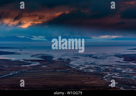 Blick über wunderschöne Adventdalen von oben Coal Mine Nummer 7, Sonnenuntergang, der arktischen Tundra von Svalbard oder Spitzbergen, Nördliches Norwegen Stockfoto