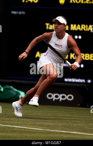 London, Großbritannien. 02 Juli, 2019. Wimbledon, vom 2. Juli 2019 - Der Deutsche Angelique Kerber während ihrer ersten Runde Sieg über landsmännin Tatjana Maria auf dem Center Court in Wimbledon. Quelle: Adam Stoltman/Alamy leben Nachrichten Stockfoto