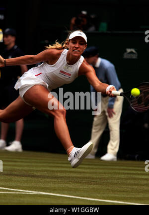 Wimbledon, vom 2. Juli 2019 - Der Deutsche Angelique Kerber während ihrer ersten Runde Sieg über landsmännin Tatjana Maria auf dem Center Court in Wimbledon. Quelle: Adam Stoltman/Alamy leben Nachrichten Stockfoto