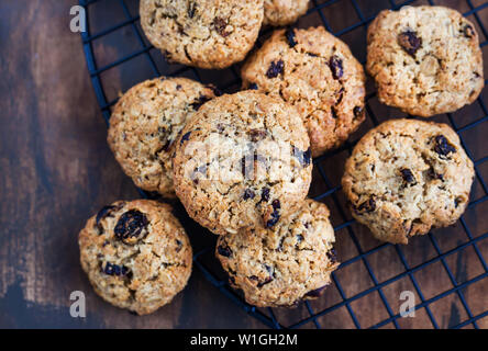 Hausgemachte frisch gebackenes Müsli und Obst cookies Stockfoto