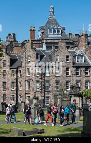 Rundgang durch Greyfriars Kirkyard auf die Altstadt, Edinburgh, Schottland, Großbritannien. Stockfoto