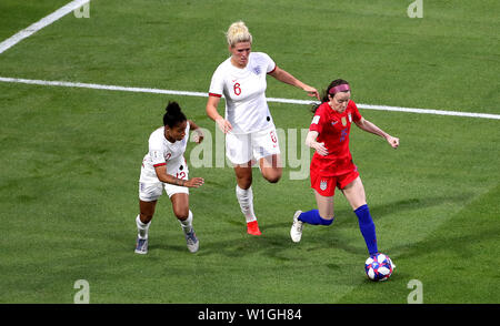 England's Demi Stokes (links) und Millie Hell (Mitte) Kampf um den Ball mit der USA stieg Lavelle (rechts) während der FIFA Frauen-WM Finale im Stade de Lyon. Stockfoto