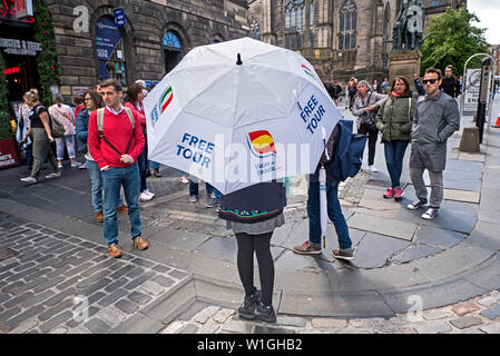 Gratis Tour Guide und Touristen versammeln sich auf der High Street für den Start einer Tour zu Fuß durch die Altstadt von Edinburgh, Schottland, Großbritannien. Stockfoto