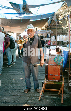 Ältere Latino Mann singen und spielen Musik mit seiner Trompete und Schlagzeug am Samstag silber Markt. Taxco de Alarcón, Mexiko. Jun 2019 Stockfoto