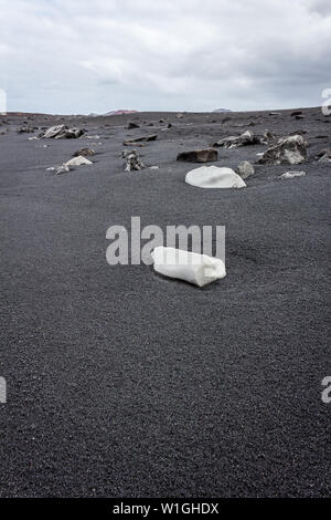 Isolierte Strand mit schwarzem Sand mit seltsamen weißen Felsen Stockfoto